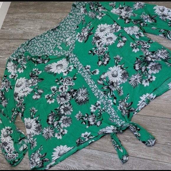 Avenue Green Floral Flowy Top Front Tie sz 22/24 - Picture 3 of 7